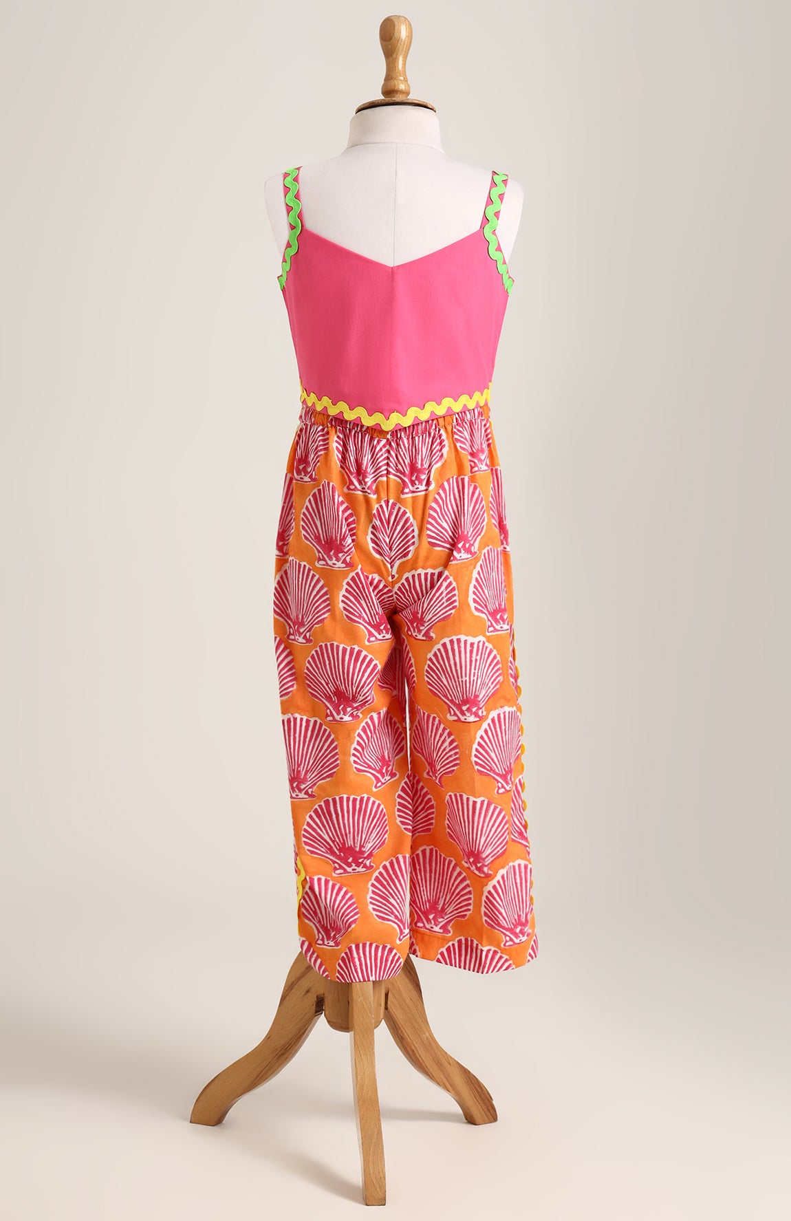 Cotton plain crop top with floral pants. Detailed with Lace trimmings.