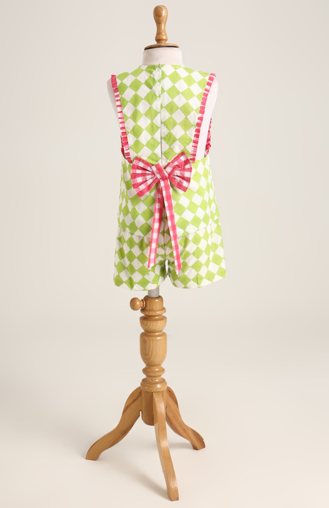 Cotton printed sleevesless checks Co-ord Set with shorts. Detailed with Lace trimmings and a big bow on the back