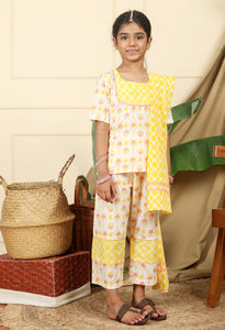 Zahra Girls Ethnic Kurta Pyjama Set In Hand-Block Printed Cotton With Matching Dupatta