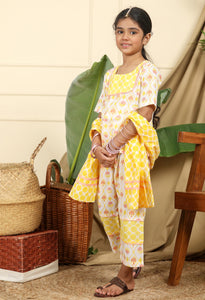 Zahra Girls Ethnic Kurta Pyjama Set In Hand-Block Printed Cotton With Matching Dupatta